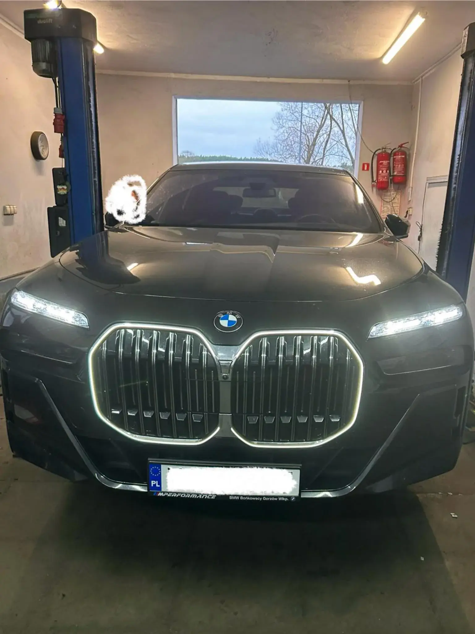 BMW na stanowisku serwisowym z włączonym podświetleniem grilla