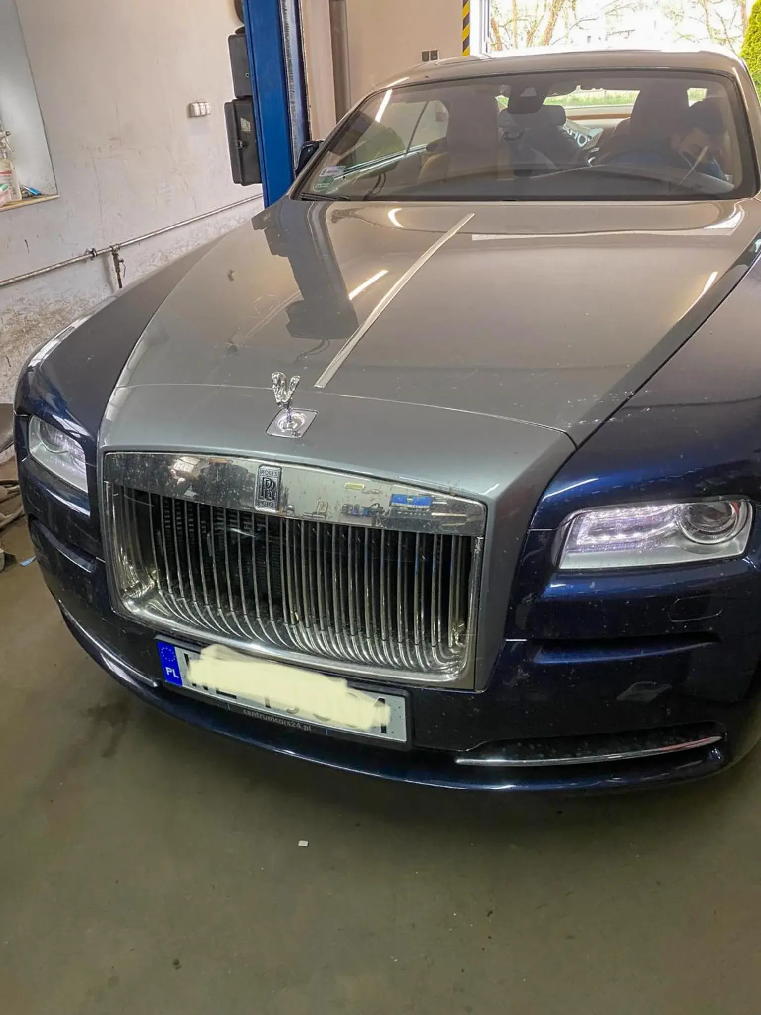 Rolls-Royce ustawiony na stanowisku serwisowym wulkanizacji